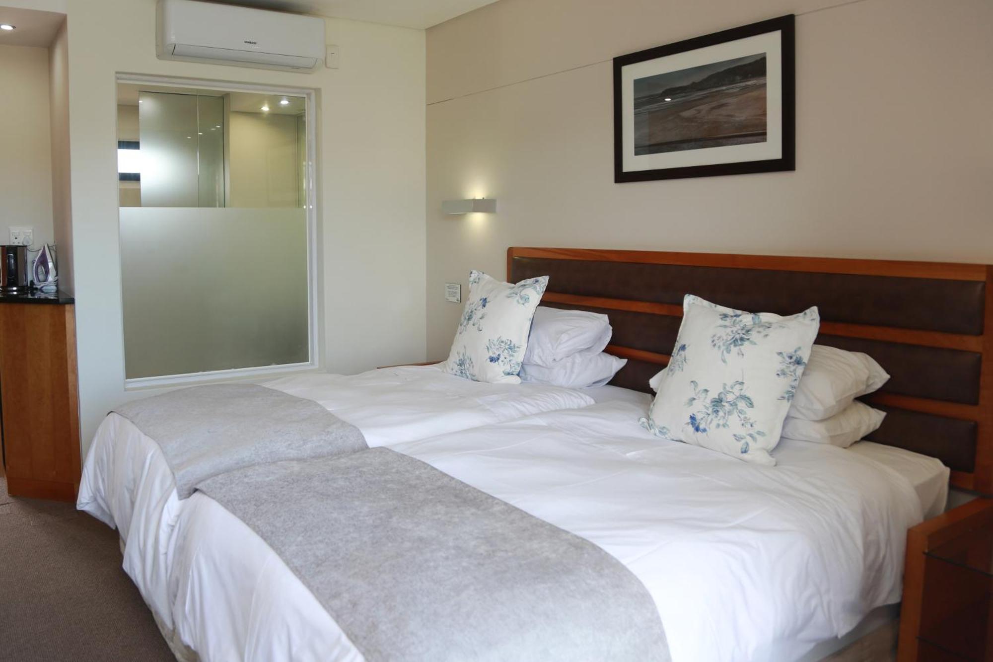 Blue Lagoon Hotel And Conference Centre Ист-Лондон Экстерьер фото